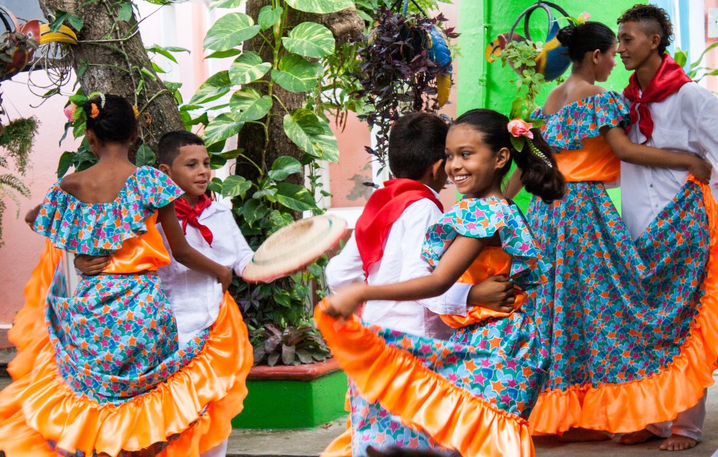 Dancers from Pichilin celebrate Sembrandopaz's 10th anniversary.
